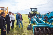Демонстрация трактора Claas в поле с культиватором Гранит