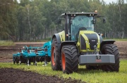 Демонстрация трактора Claas в поле с культиватором Гранит